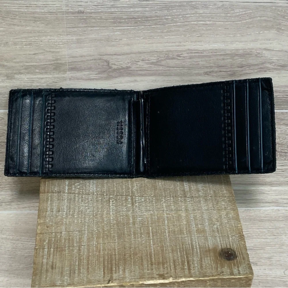 Fossil Men's Black Leather Bifold Wallet with Embossed Logo
